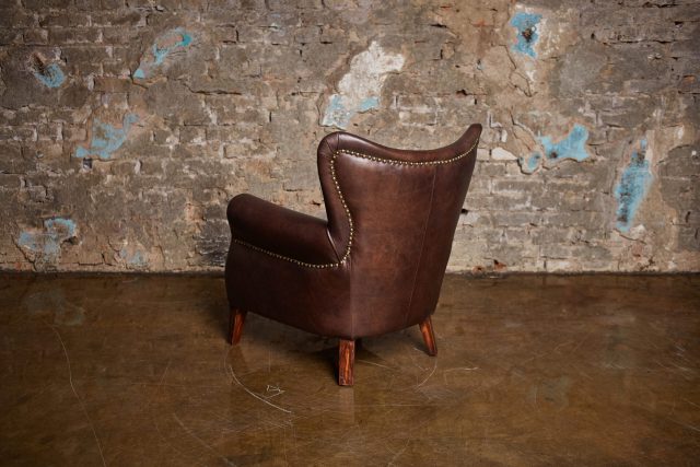 Кресло Intermezzo Dark Leather and Wood