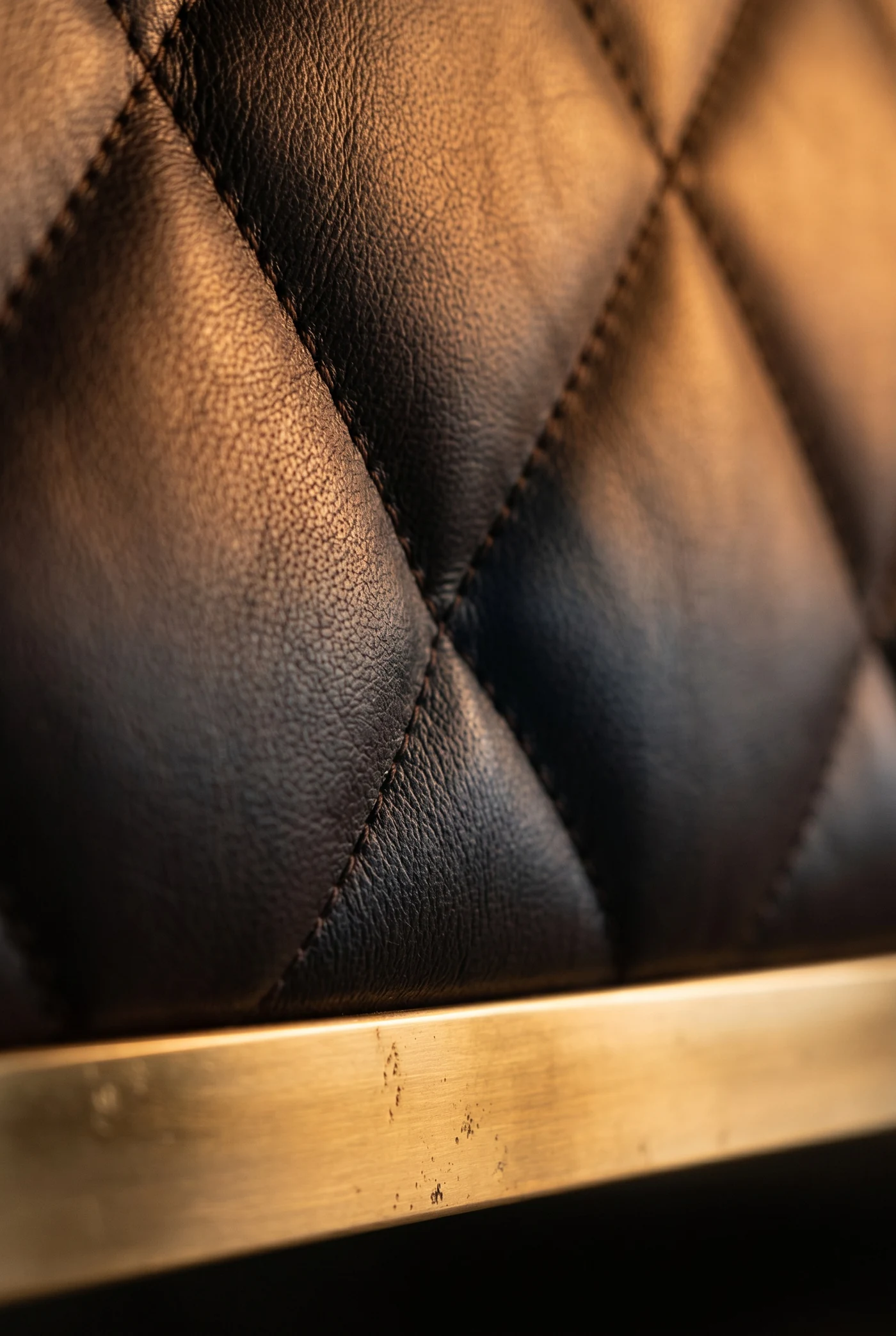 Двухместный диван Diplomat, Black Leather — деталь материала