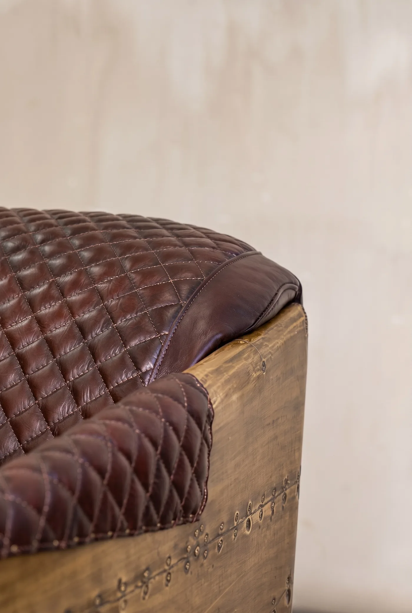 Двухместный диван Take-off Brass Wide 2 Seat — деталь материала