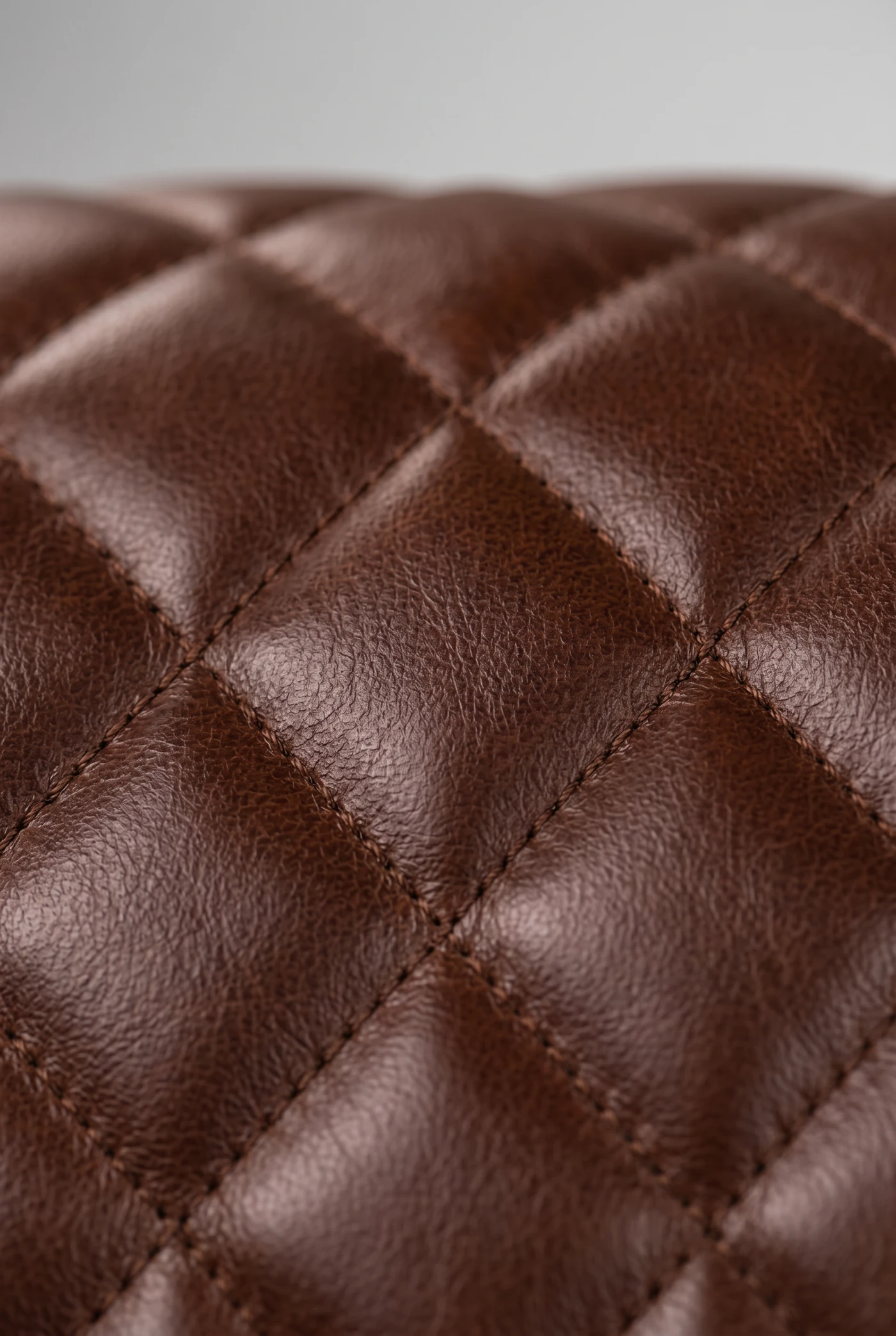 Кресло Bruno, Quilted Leather and Metal — деталь материала