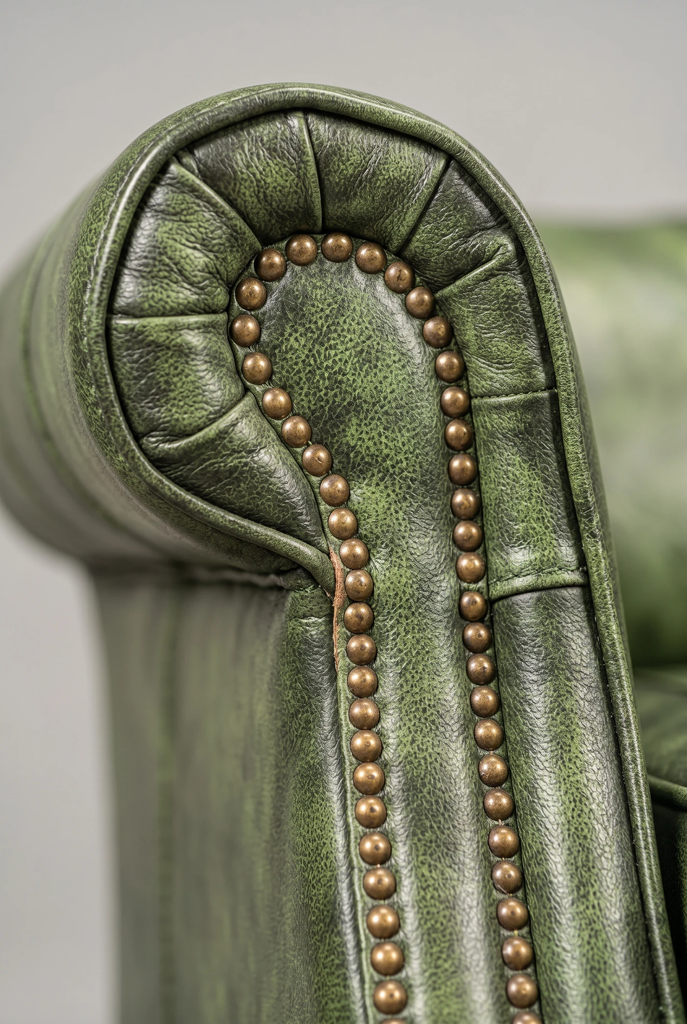 Кресло Versailles Armchair Brown Leather — деталь материала