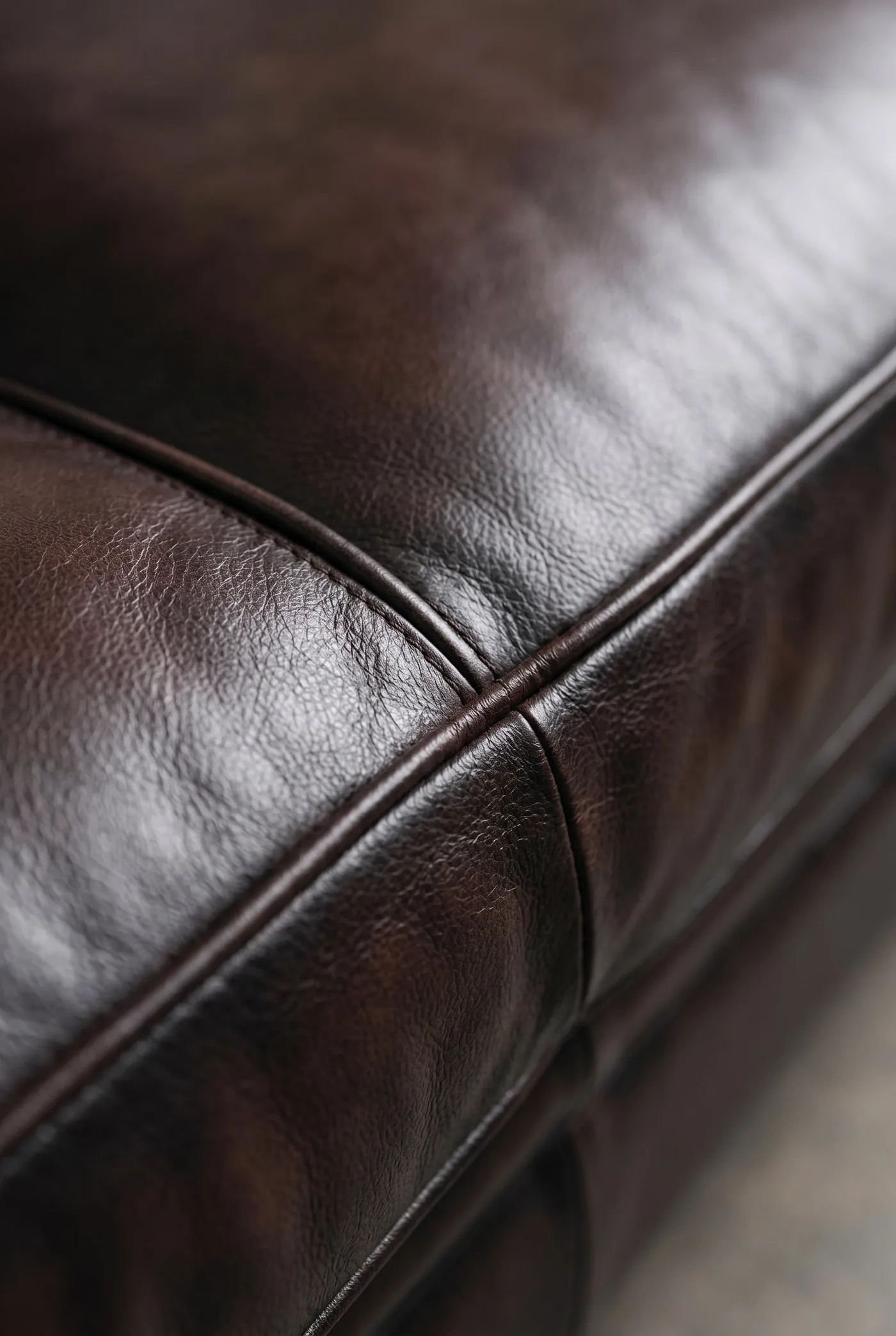 Трехместный диван Black Prince Leather — деталь материала