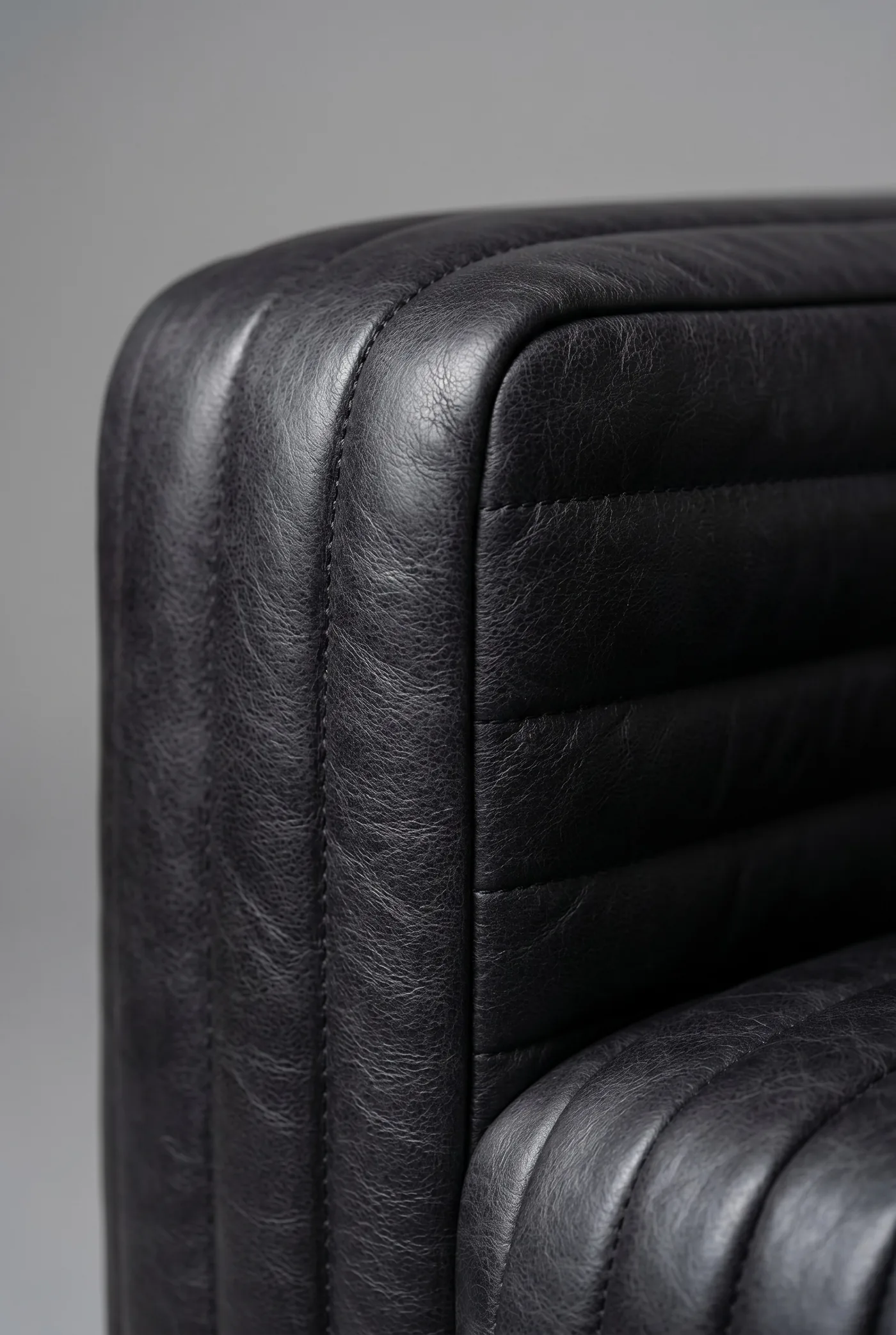 Трехместный диван  Picky leather sofa — деталь