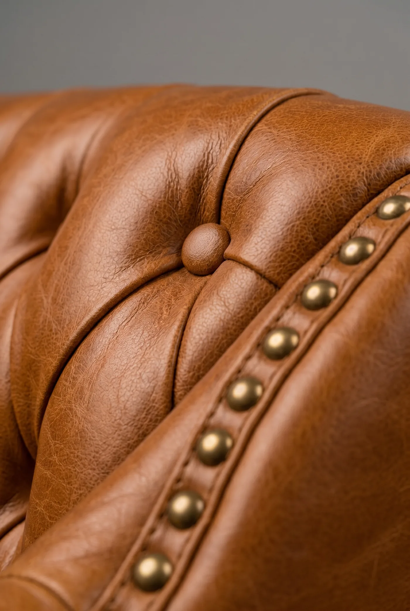 Трехместный диван Royal, Dark Leather — деталь материала