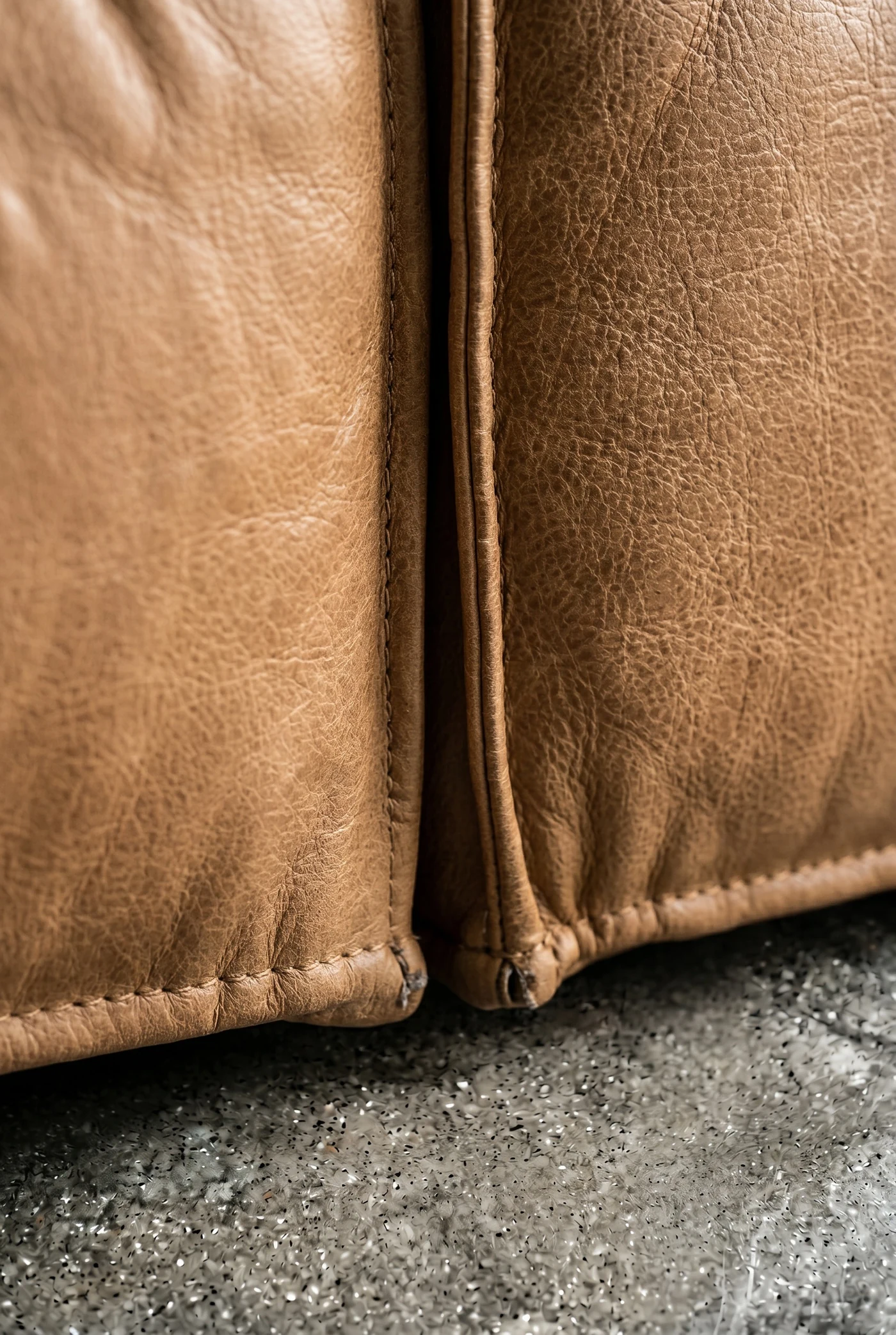 Угловой диван Martini Yellow Leather — деталь материала