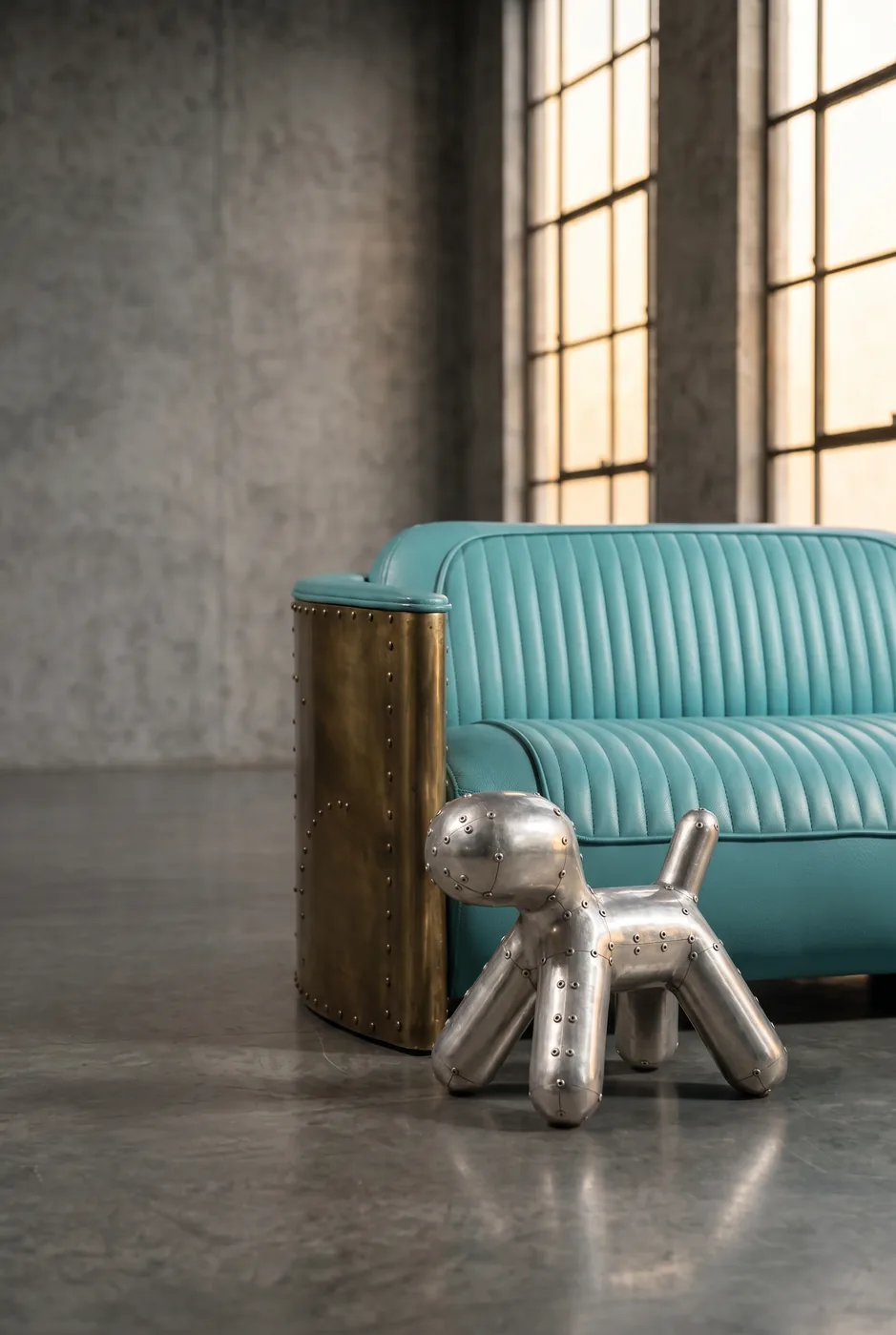 Декоративная фигура Aluminum Dog Interior Decor в интерьере лофт со диваном Aviator Tomcat Brass
