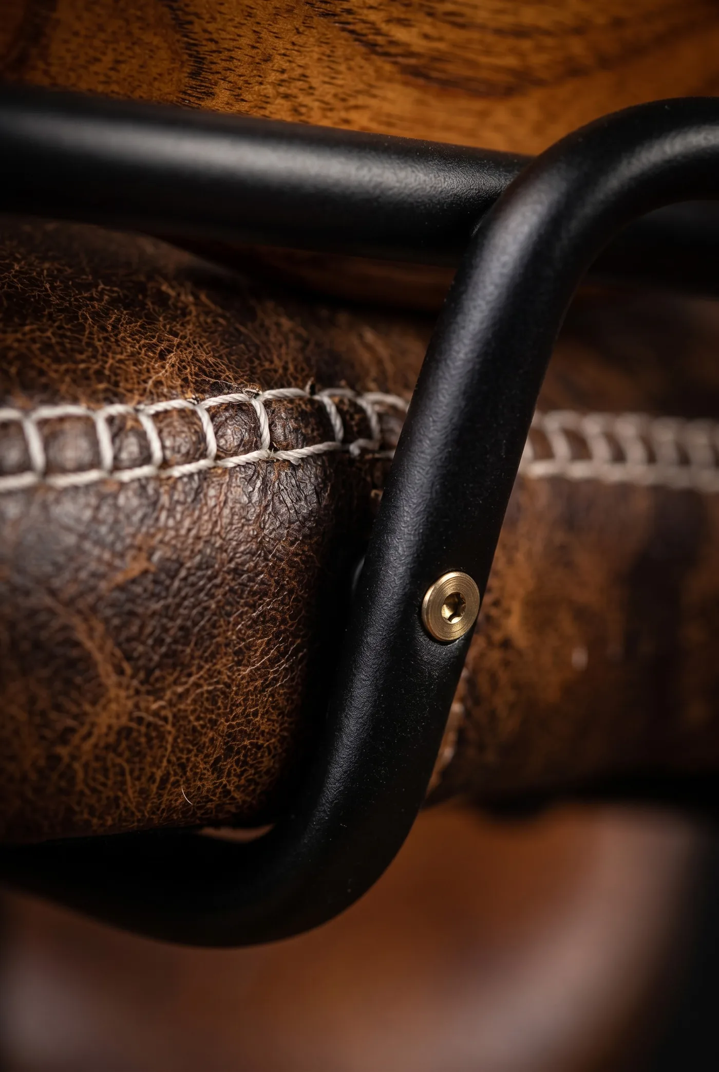 Барный стул Strong Leather and Wood — деталь материала