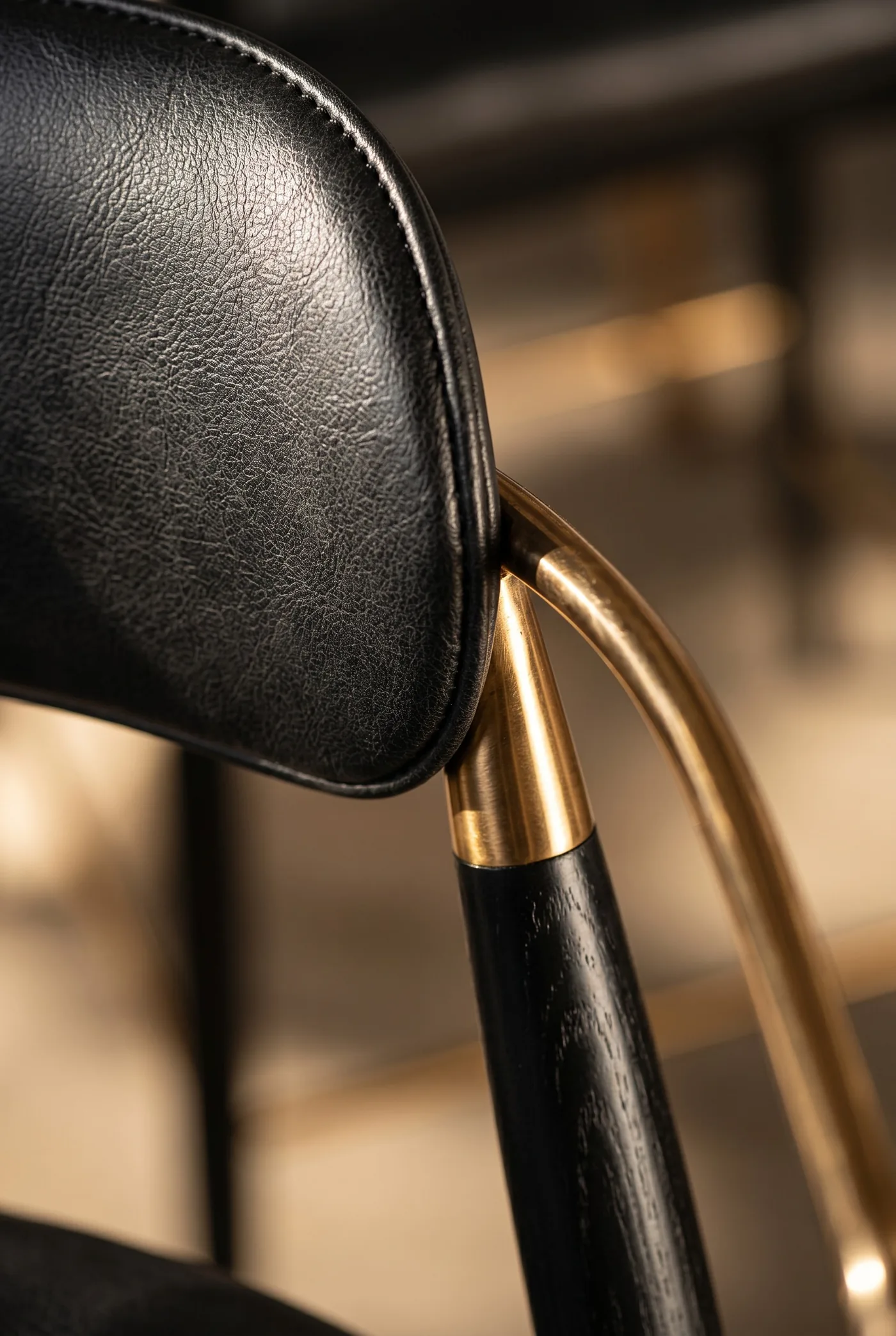 Барный стул Tall Agate Steel Armrest — деталь материала