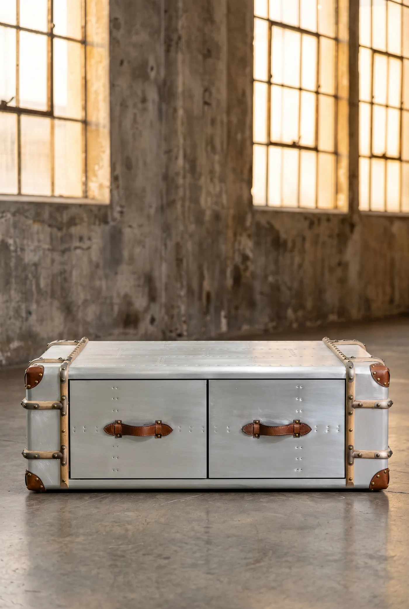 Кофейный столик Traveler Leather and Aluminum в стиле лофт — купить в OLD LOFT