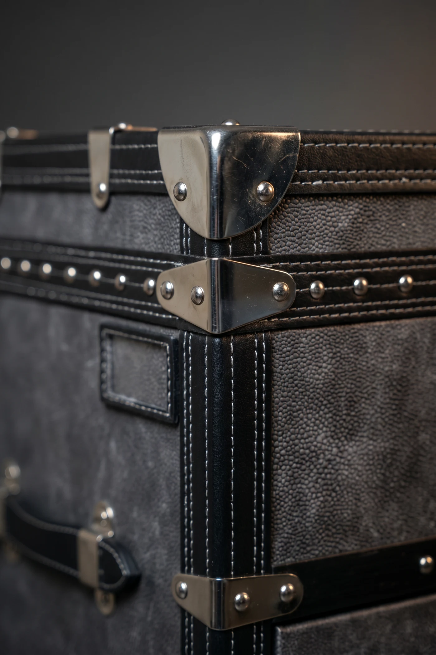 Комод Louis Vuitton Black — деталь