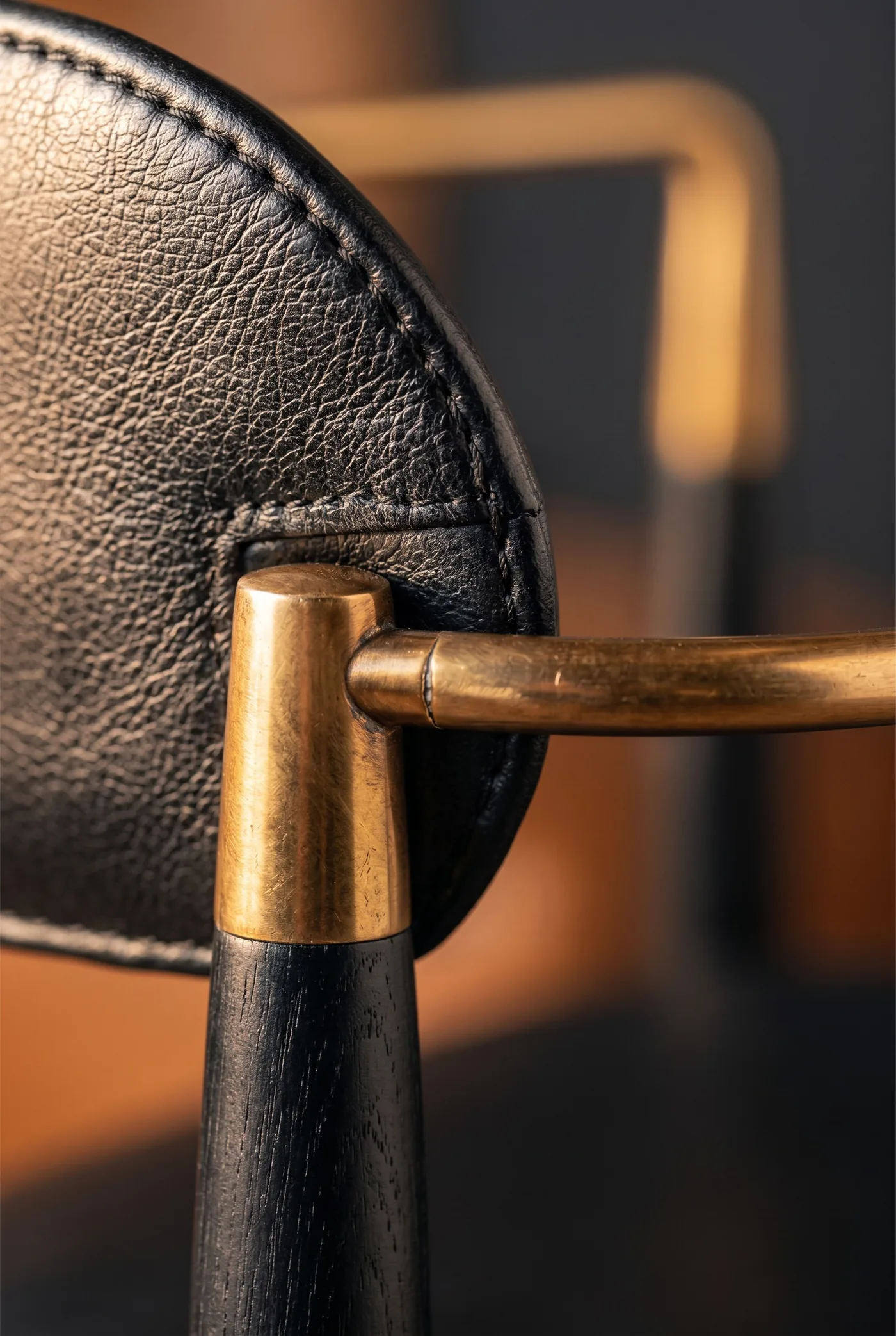 Обеденный стул Agate Steel Armrests — деталь материала