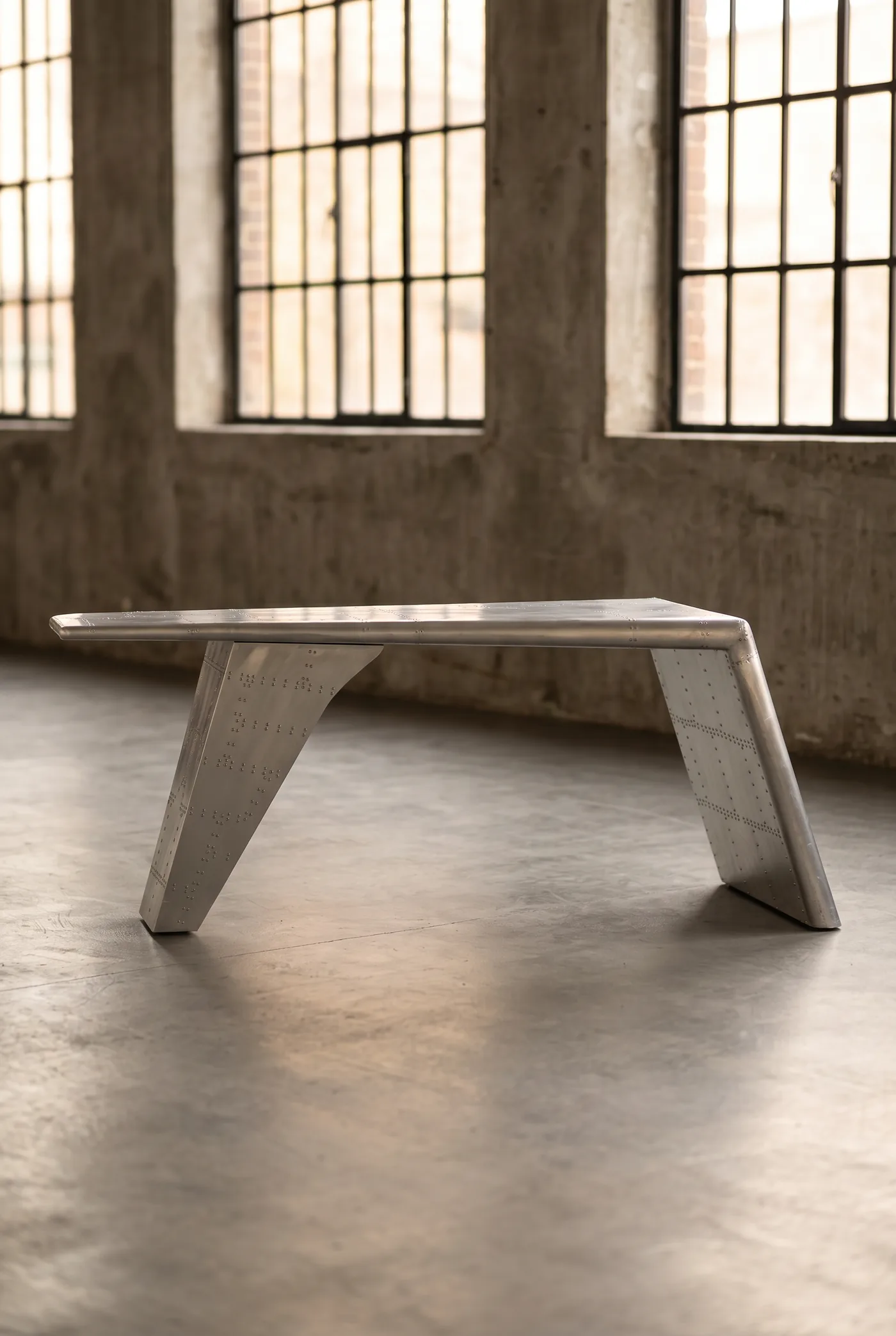 Офисный стол Aircraft wing Massive Aluminum в стиле лофт — купить в OLD LOFT