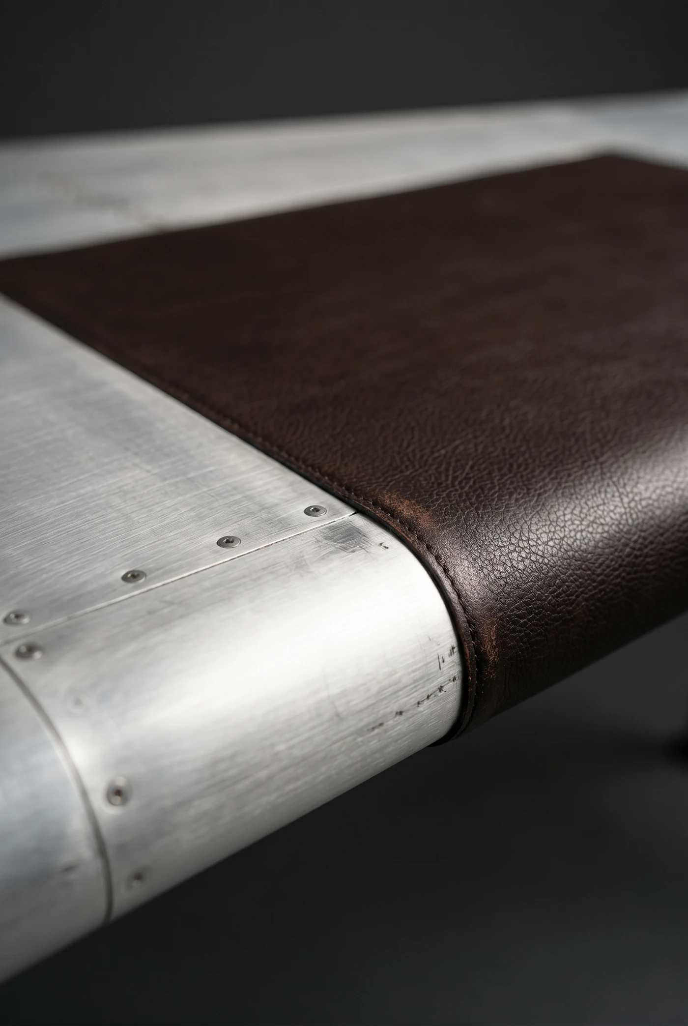 Офисный стол Airplane Wing Aluminum — профиль