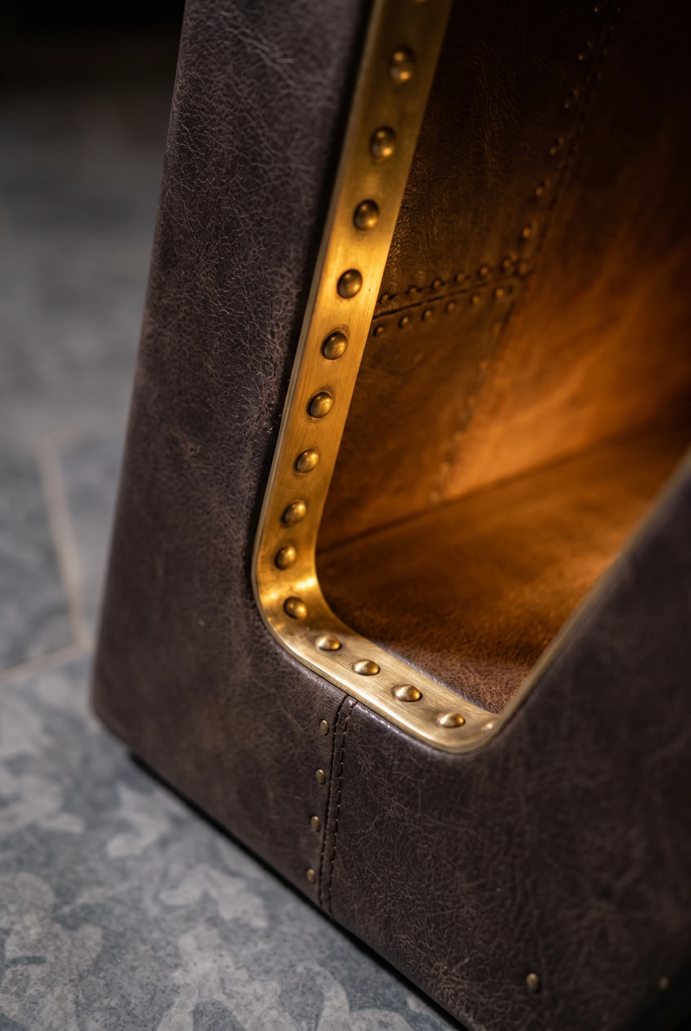 Письменный стол Stargate Brass and Pu-leather — деталь материала