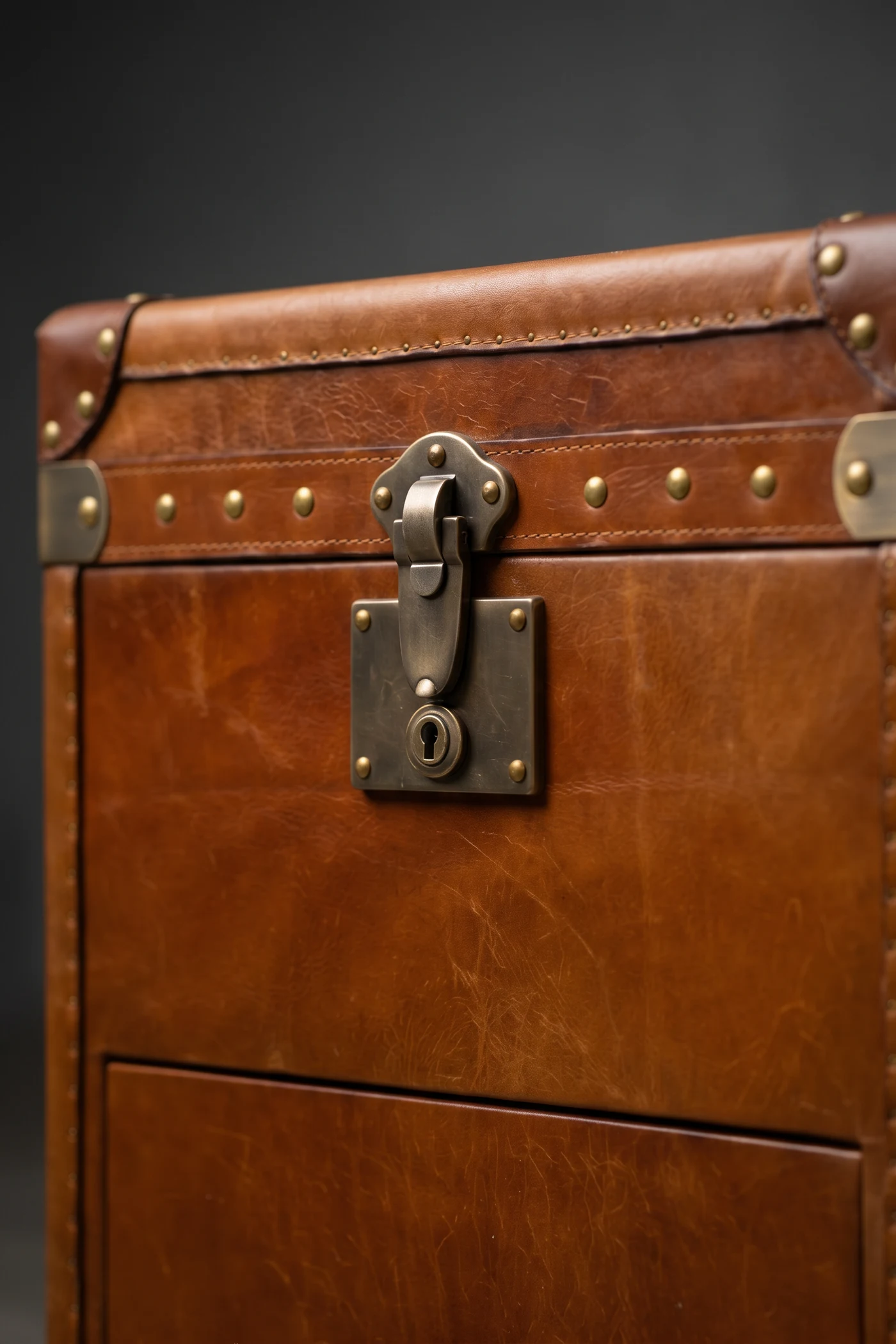 Сундук Hidalgo Decor Leather and Brass — деталь