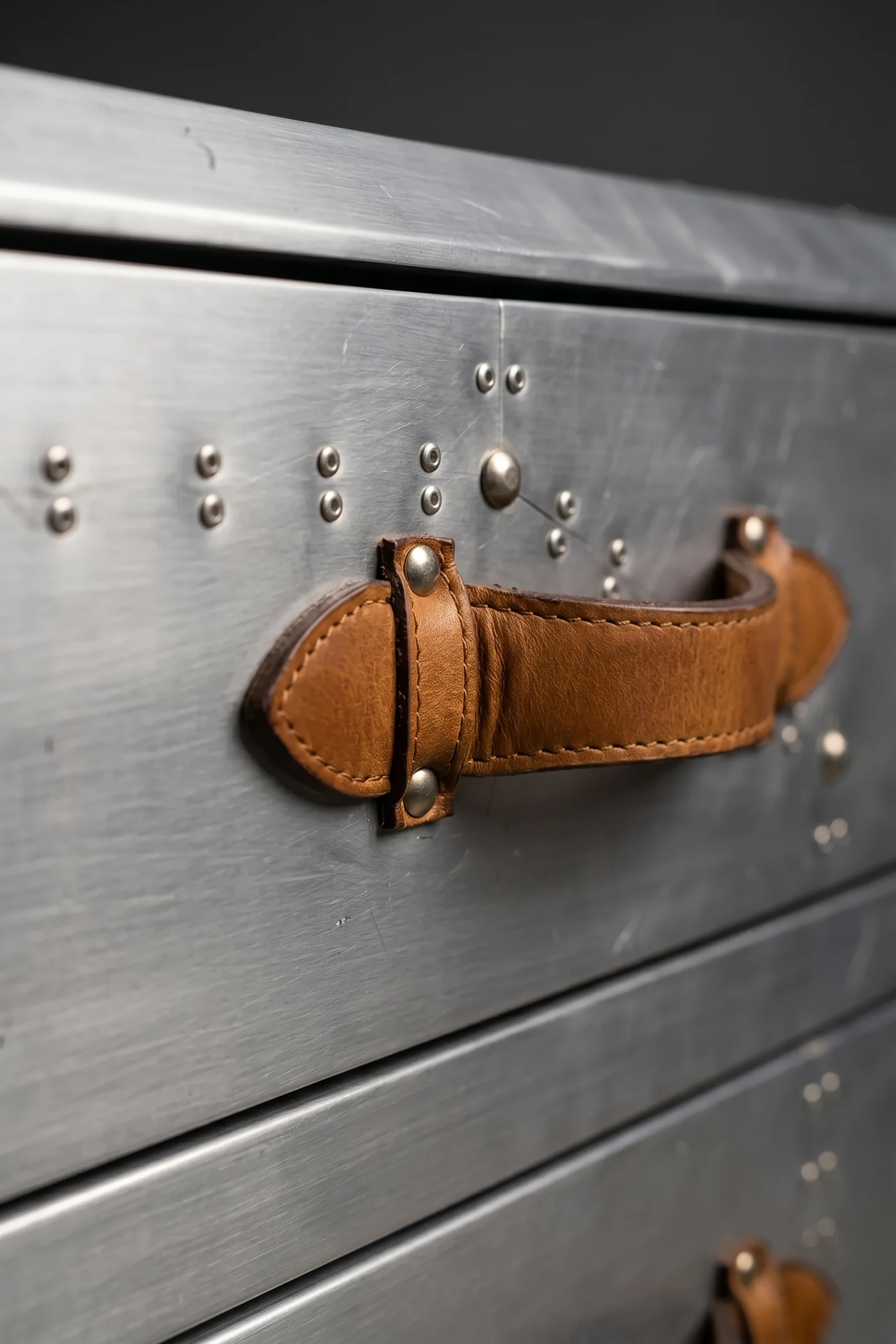 Тумба Pilot Aluminum 3 Drawer — деталь материала