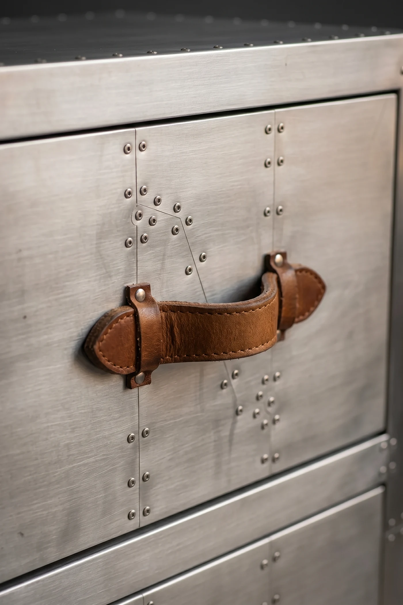 Тумба Silver Age 3 Drawers Spitfire — деталь материала