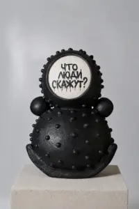Скульптура "Что люди скажут?" — 45°