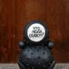 Скульптура "Что люди скажут?" — деталь
