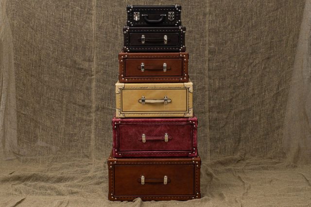 Пирамида из кейсов в виде тумбы Set of Travel Suitcases