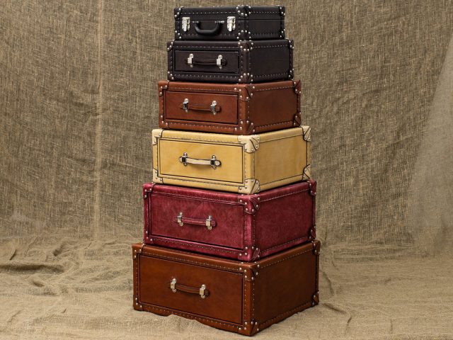 Пирамида из кейсов в виде тумбы Set of Travel Suitcases