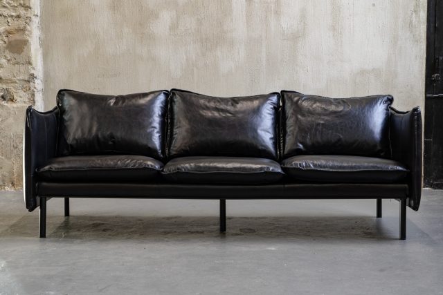 Трехместный диван Scandinavia Black Leather