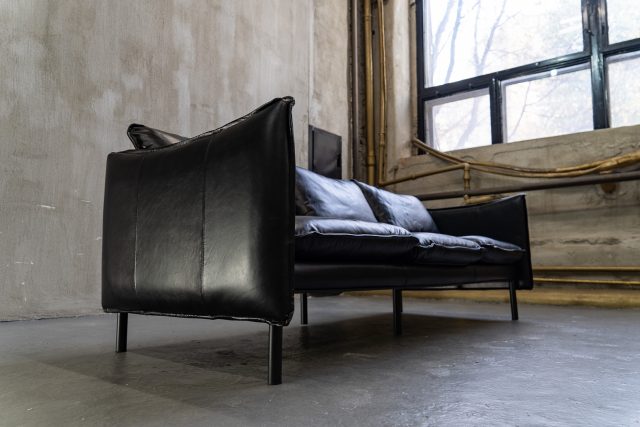 Трехместный диван Scandinavia Black Leather