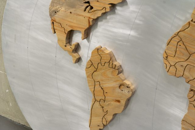 Карта World Map Aluminum and Wood