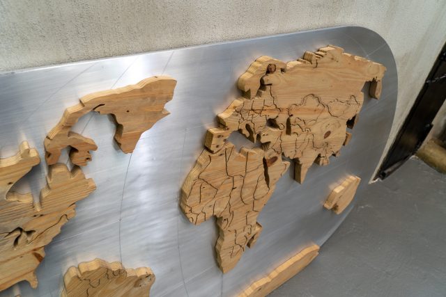 Карта World Map Aluminum and Wood